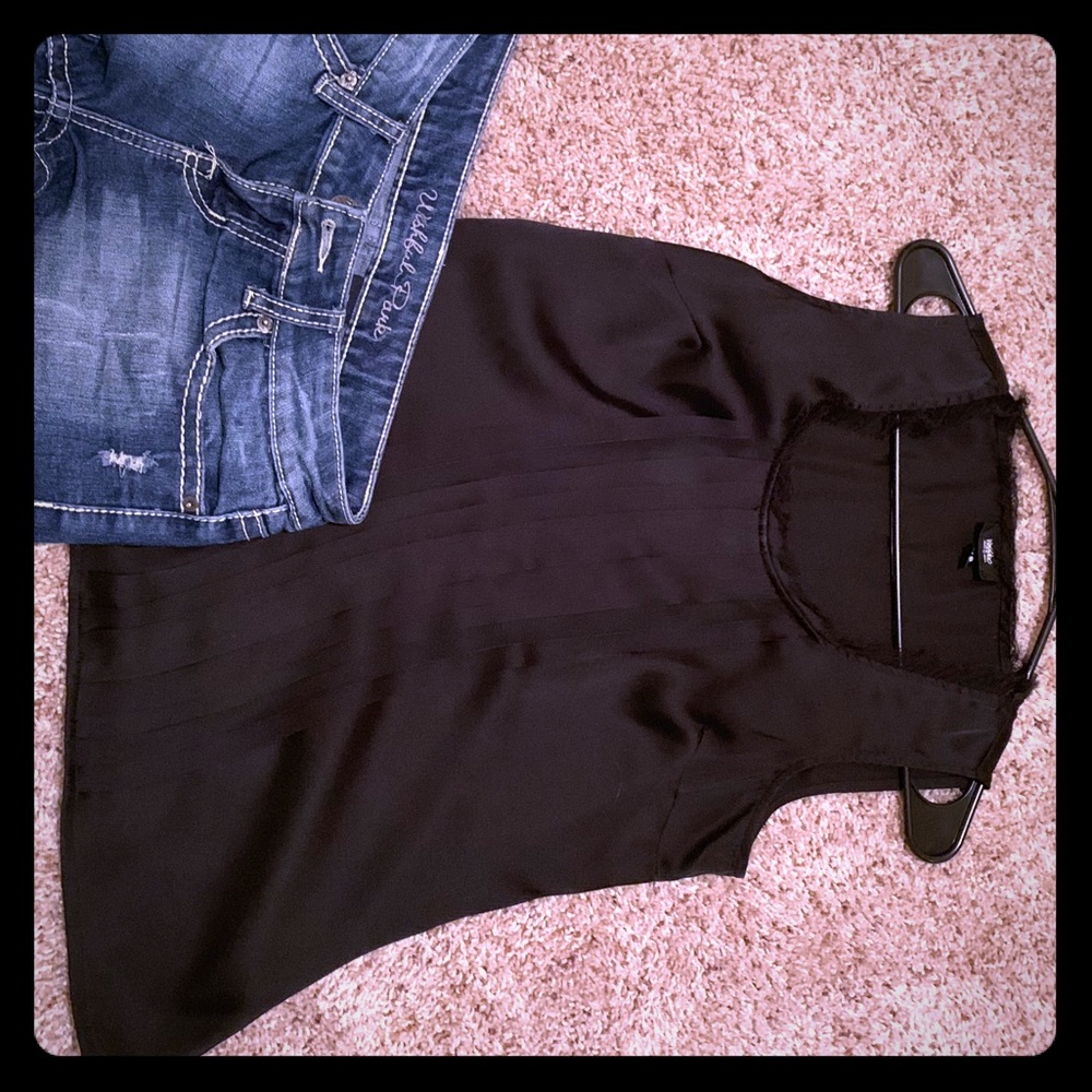 ✔️Mossimo black sleeveless silk top